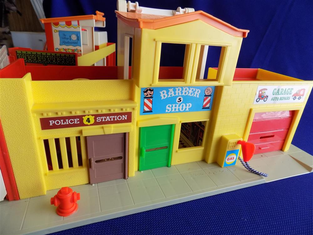 Fisher Price Little People Play Family Village #997 Mint in Box picture 4358