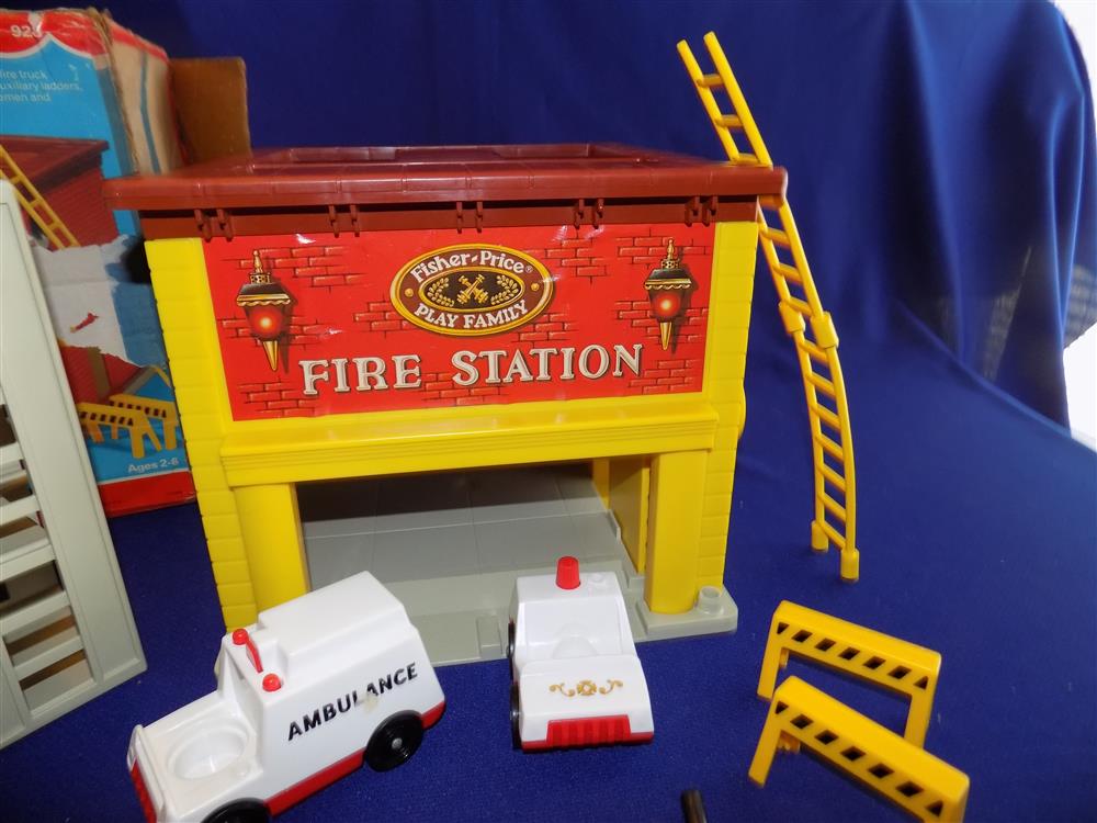 Fisher Price Little People Play Family Fire Station #928 complete in box picture 13110