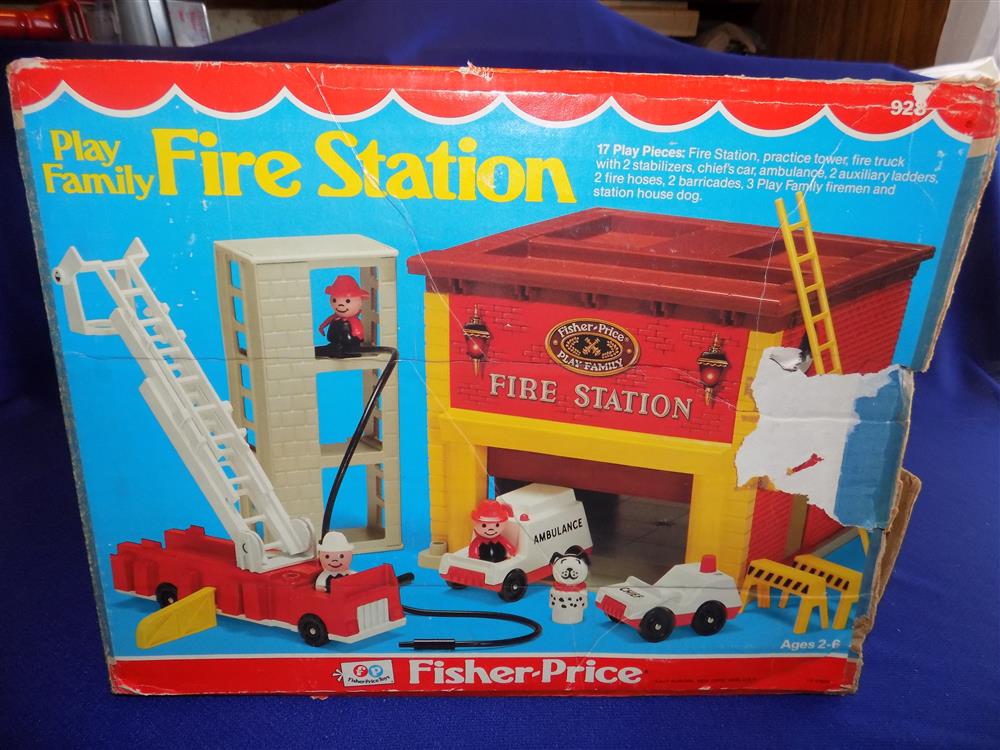 Fisher Price Little People Play Family Fire Station #928 complete in box picture 13118